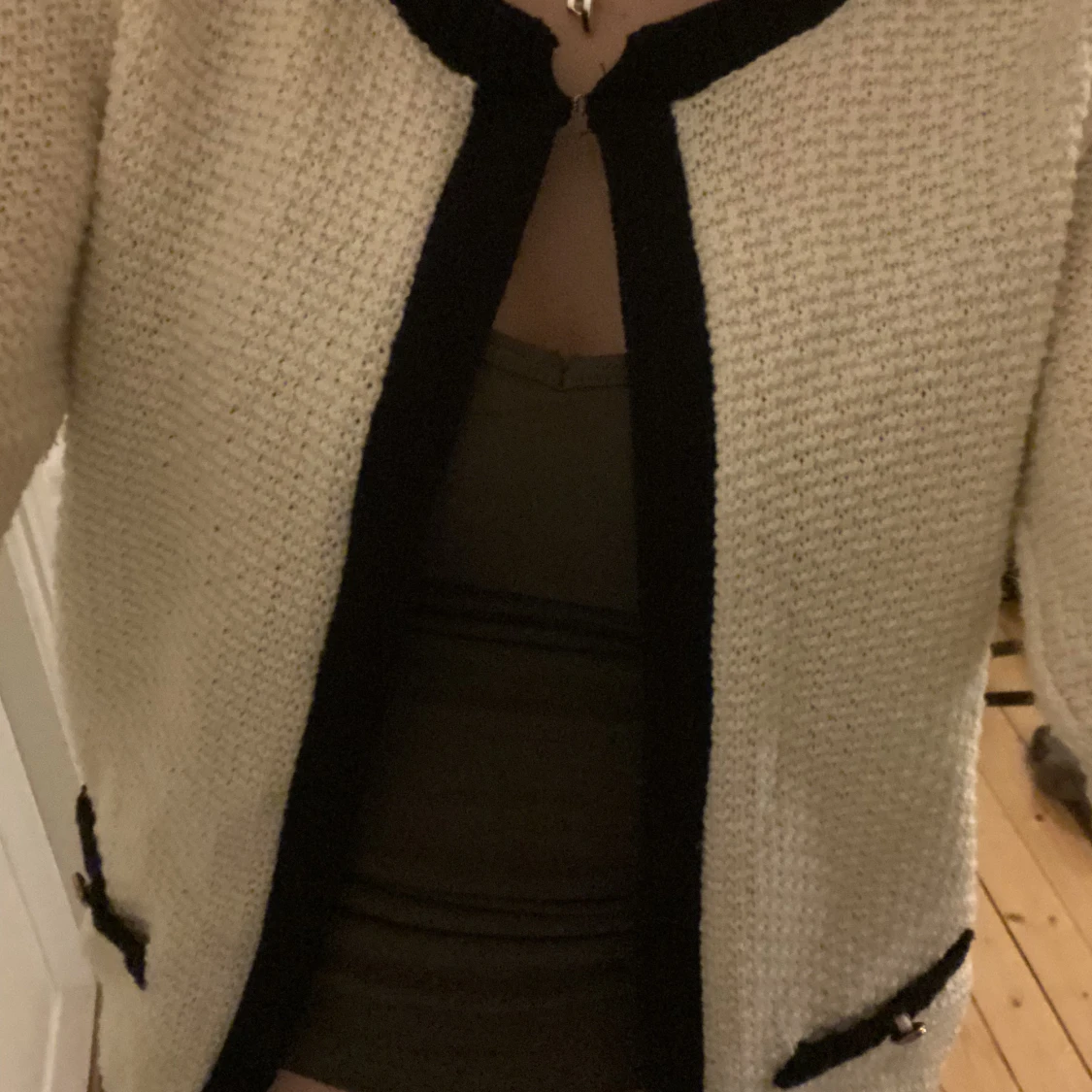 En fin vit kofta med detaljer - 90