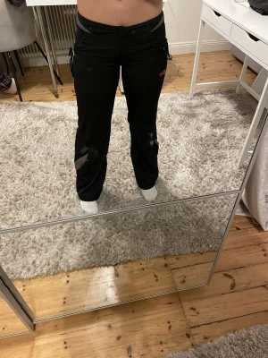 Svarta kostymbyxor - Svarta sköna kostymbyxor lite åt träningsmatriallet men de gör byxorna ba skönare 