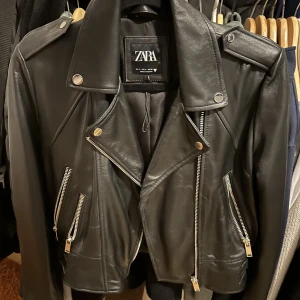 Svart läderjacka - Säljer Zara läderjacka som inte säljs längre. Aldrig använt, köpt för 1300kr säljs för 700kr, pris diskuteras. I storlek S.