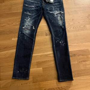 Dsquared2 cool guy jeans (äkta)  Prislapp och etiketter finns kvar på jeansen. Riktigt fina jeans använd några få gångee inget fel med jeansen  10/10 skick (Köpta från Thernlunds i mall of scandinavia)