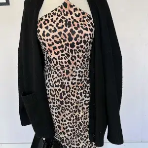 Snyggt leopardmönstrad kjol & body från H&M  Kjolen har ett snyggt sprund framtill & en dragkedja i sidan Längd 88cm Midja 39x2 Storlek 40(som en M). 100% viscose Som ny! Använd 2ggr  Bodyn är elastisk i polyester/elastane Storlek M.