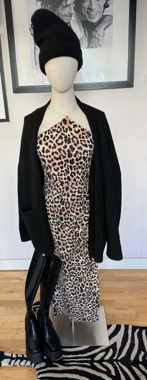 Snyggt leopardmönstrad kjol & body från H&M  Kjolen har ett snyggt sprund framtill & en dragkedja i sidan Längd 88cm Midja 39x2 Storlek 40(som en M). 100% viscose Som ny! Använd 2ggr  Bodyn är elastisk i polyester/elastane Storlek M.