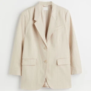 Beige kavaj  - Säljer denna beiga randiga kavaj från h&m. Aldrig använd och lappen hänger kvar. Den är slutsåld på hemsidan med ett nypris på 499kr