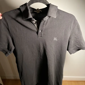 Burberry piké - Säljer nu denna riktigt snygga piké från märket burberry. Pikén är i mycket bra skick. Bara att skriva vid frågor eller funderingar. Mvh