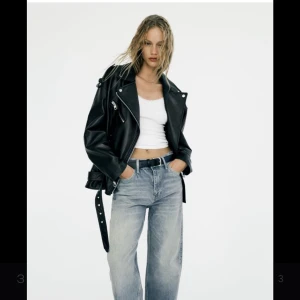 Skinnjacka zara  - Fin aldrig använd skinnjacka från zara. Säljer då jag som sagt aldrig fått användning av den❣️skärp medföljer. Liten i storleken så passar mindre storlek med  (köparen står för frakt) Köpt för 700 mitt pris 400