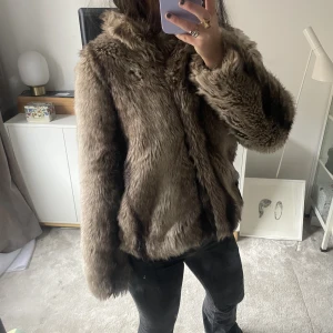 Pälsjacka - Så fin jacka i fuskpäls!! Skriv för fler bilder🥰🥰