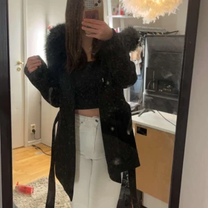 Mollie kappa - Hjälper min vän att sälja hennes Mollie jacka. Köpt förra året för 6500 och är nästan inte använd. Den ser ut som ny och man får med extra knappar till den. Kom privat för intresse eller frågor❤️