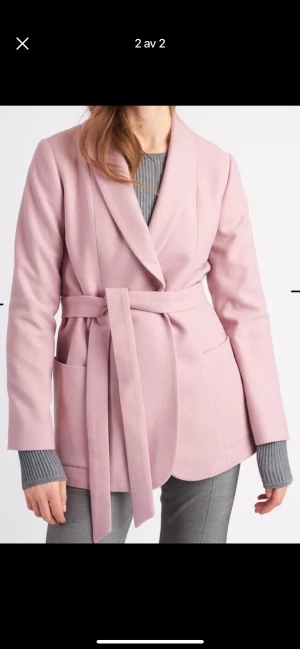 stockholm lm  - Kappa från Stockholm LM har endast legat i garderoben Helfodrad. fickor fram och knytband i midjan. storlek 38 nypris 1599 Längd bak: 77 cm i stl