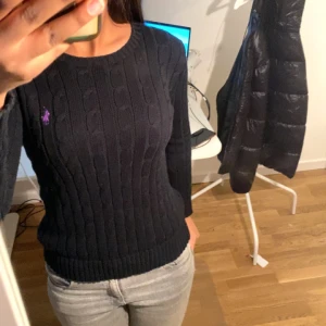 kabelstickad Ralph lauren tröja  - Jätte gulli Ralph lauren tröja som tyvärr inte kommer till användning. Köpte för nån månad sen men har bara använt 1gng. Köpt för 1599kr. Skriv om du har några frågor💘😽