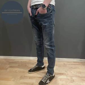 Ett par feta marinblå slim jeans från Replay som passar riktigt bra nu till vintern. De har använts varsamt och är i mycket gott skick. Storlek 32/32, modellen på bilden är 185 och väger 71kg. Nypris 1600 - vårt pris 545