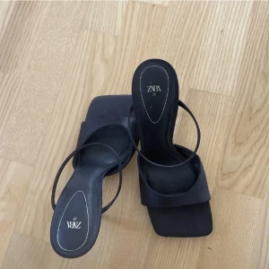 Svarta klackar  - Svarta klackar från zara💕nya så i bra skick🫶🏻säljer då dom inte används 