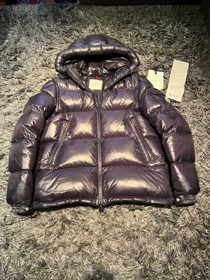 Moncler ecrins  - Moncler ecrins  - Size: 2/M - Cond: 9,5/10 som ny! - Bin:7499kr - Bud:6999kr    - Bud höjs med minst 100kr!  - Allt og ingår 