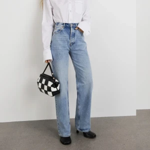 Straight jeans  - Blåa jeans från Gina Tricot, i storlek 32. Använda ett fåtal gånger✨