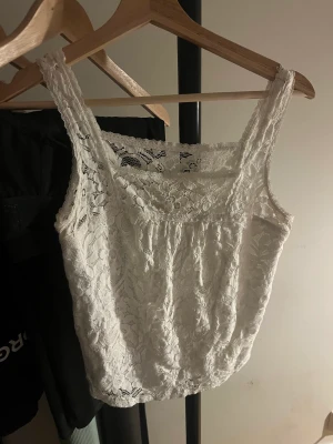 Sött vitt linne med spets!  - Jättesött linne! Kommer från hollister i storlek XS. Jättebra skick 