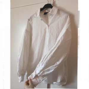 Skjorta  - Vit skjorta med knappar, oversize med en lite bredare ärm. 🌸 