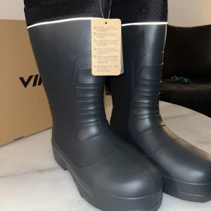 Viking stövlar  - Säljer ett par helt nya och oanvända med prislapp på viking stövlar med samarbete med Junkyard.se i storlek 38, svart färg. Ordinarie pris: 999kr Finns att hämta i Sthlm eller köparen får stå för frakt 📦 