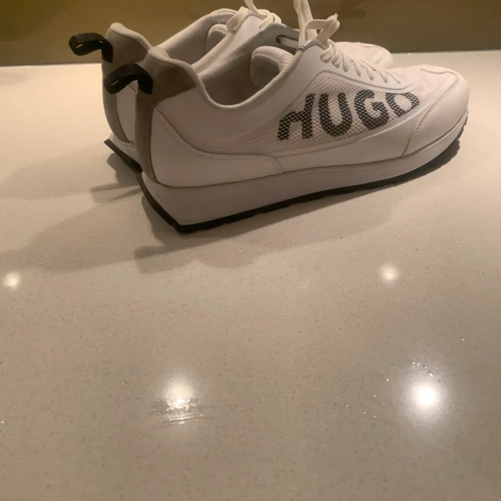 Hugo Boss skor säljes i stl 42.. nyskick, använda en gång, säljes pga av köpte fel storlek.. nypris 1600:-, säljes nu för 500:-. Skor.