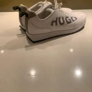 Hugo Boss skor säljes i stl 42.. nyskick, använda en gång, säljes pga av köpte fel storlek.. nypris 1600:-, säljes nu för 500:-