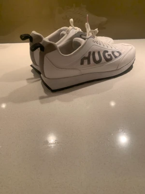 Hugo Boss Skor - Hugo Boss skor säljes i stl 42.. nyskick, använda en gång, säljes pga av köpte fel storlek.. nypris 1600:-, säljes nu för 500:-