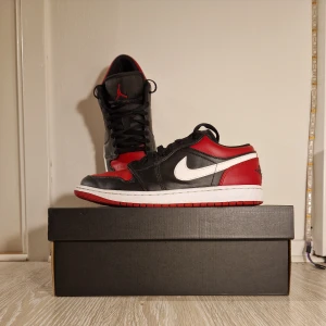 AIR Jordan 1 low red/white/black - Har använts endast ett fåtal gånger.Fint skick. Stilrena. Hör av er om ni har några funderingar och priset kan diskuteras dessutom.