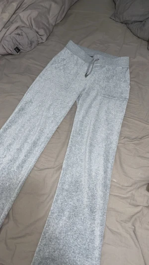 Juicy couture - Hej, jag säljer mina juicy byxor som endast inköpta för 2 månader sedan och har bara använt dom några få gånger.  Säljer då jag ångrar att jag köpte gråa.  Kan mötas upp i Nynäshamn eller haninge annars står köparen av fraktkostnaden 