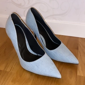 Denim klackskor  - Denim klackar från Zara. Klackhöjd = 10cm 