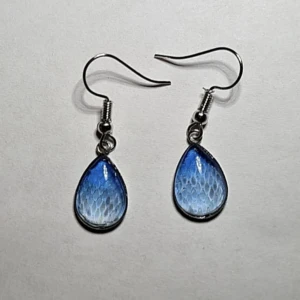 Majsorm örhängen, ömsat skinn - Historia, ömsat ormskinn bevarat i smycken!  På Tales Of Scales görs smycken på ömsat skin, i detta fallet från en majsorm! Checka in @tales.of.scales.swe på instagram för törre utbud. (Möjligt:Frakt för 15 kr via kvadrerat kuvert på köparens risk/ansvar)