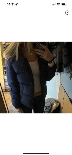 Ralph lauren Jacka - Säljer denna jacka som jag köpte här på plick, som tyvärr inte passade. Absolut inget fel på den! Hör av er vid intresse eller tryck på köp nu!💕