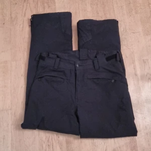 Skidbyxa  - Svarta skidboxor dam från märke five storlek 38 bra skick använda kanske 10 gånger