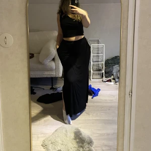 Lång kjol med slits - Slits på båda sidorna Går att justera storlek i midjan 