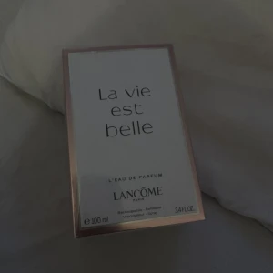 La vie est Belle Lancome  - Oöppnad la vie est Belle parfym från Lancome 100 ml köpt på kicks 