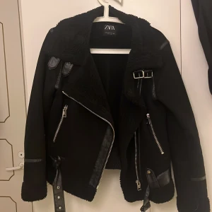 Shearlingjacka i pilotmodell - Bra skick. Mockaimmitation med detaljer i teddymaterial