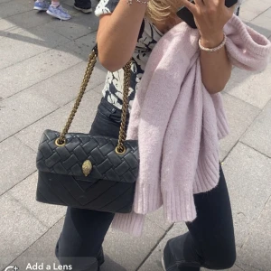 Kurt geiger väska - Säljer min älskade kurt väska i mellan storleken som andvändts mycket💕 Den är i andvänd skick och har defekter därav priset! kontakta mig för frågor💕 köptes för 3000. 