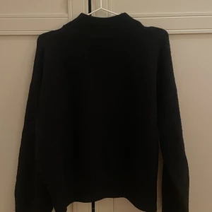 Svart stickad - Svart stickad tröja från &otherstories ⭐️ fint skick.