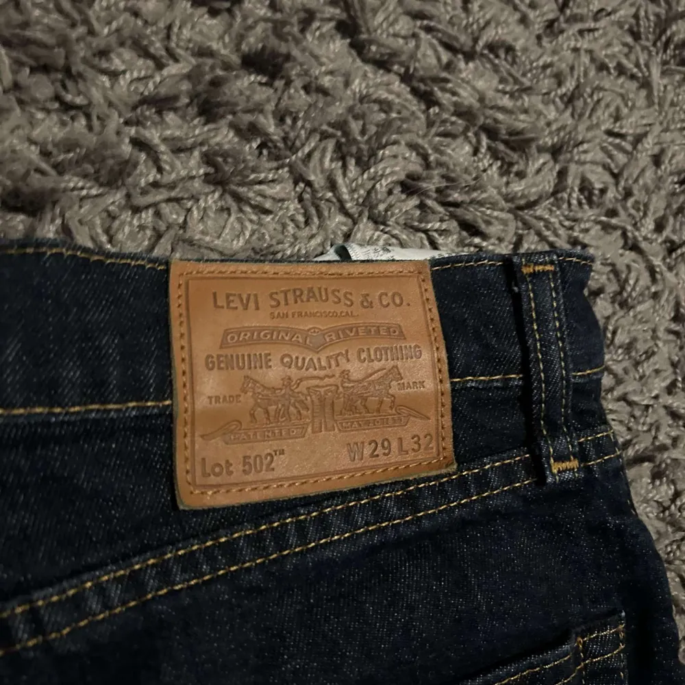 Säljer domma jeansen på grund av storlek, skick 8/10. Jeans & Byxor.