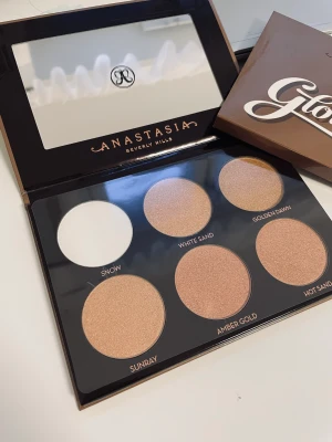 Helt Ny Oanvänd Anastasia Beverly Hills Glow Kit Highlighter Palette. - Helt Ny Oanvänd Anastasia Beverly Hills Glow Kit Highlighter Palette. Skriv gärna för fler bilder eller frågor!