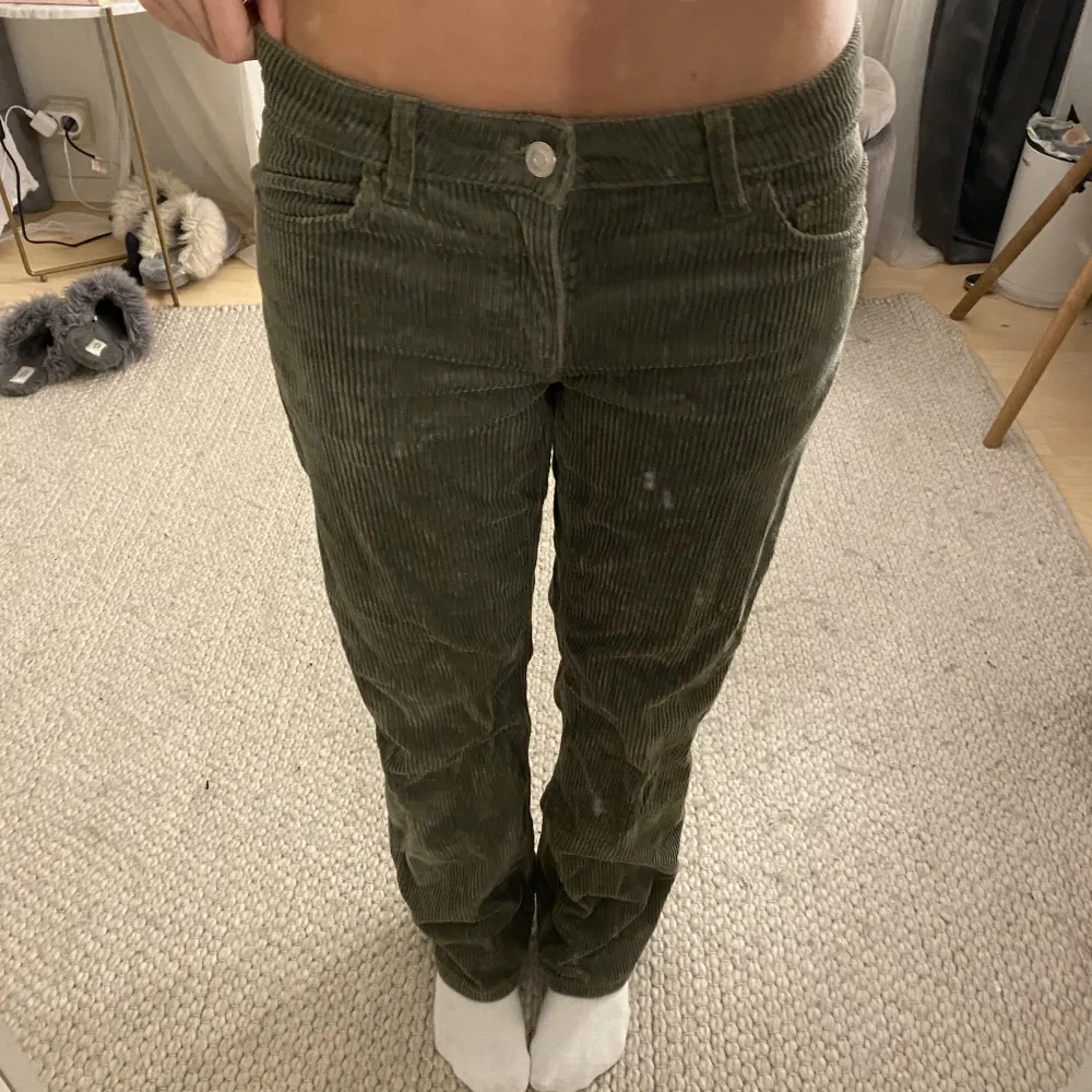 Så snygga lågmidjade gröna manchester jeans 💕 så unika och coola till fest!. Jeans & Byxor.