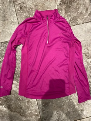 Träningströja stl.140 - En sååååå sötttt rosa träningströja, neonliknande. Storlek 140. Säljer pga stor garderobrensning. Kika gärna på mina andra annonser, säljer mycket. Samfraktar gärna:)