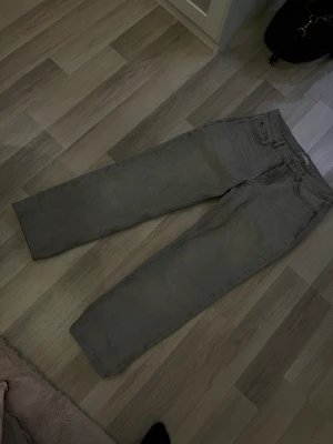 Gina Tricot jeans - Säljer mina jätte fina ljusgråa jeans från gina tricot. Använd ca 1 gång och säkjer pga att de är för små på mig💗