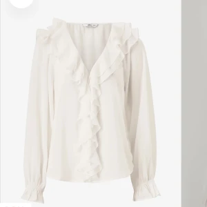 Blus - säljer denna fina blusen som kommer inte till användning för den är alldeles för stor, den är från Ellos och köpte den för 400kr. super fin! och i super bra skick💓kontakta innan köp❤️