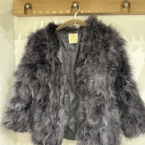 Grå pälsjacka - Grå pälsjacka från Pello Bello, kan skicka mer bilder om det önskas! Nypris 1750kr.