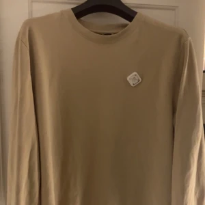 J Lindeberg sweatshirt  - J Lindeberg sweatshirt, nypris 1 299. Säljer för den va inte min smak. Storlek L men passar också M. Köpare står för frakten