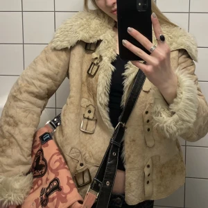 Armani jacka  - Svinsnygg afghan jacka! Vintage armani. Frakt står köparen för💗