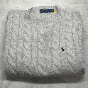  Ralph Lauren tröja  - Snygg flätade Ralph Lauren tröja i ny skick har använd max fem gånger och riktigt skön