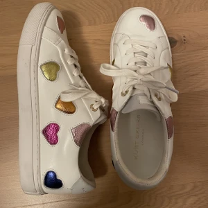 Kurt Geiger sneakers  - Ett par Kurt Geiger skor som jag bara använt fåtal gånger. Passar mig som brukar ha sko storlek 39/40. Original pris 1555kr💗 skriv vid frågor🫶🏼