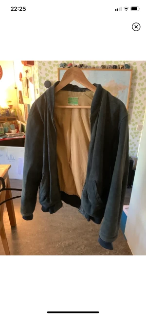 Levi's mockajacka - Väldigt fin mockajacka av Levi's. Del av deras vintage kollektion. Skicket är näst intill nytt förutom ett litet hål på insidan som inte är märkbart vid användning. Storlek M.