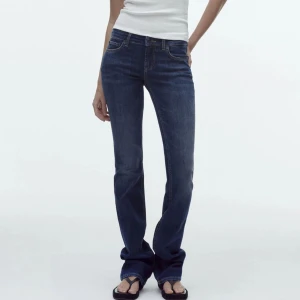 Lågmidjade Jeans✨✨ - Snygga Lågmidjade jeans i toppenskick!! Modell: 165cm. Midjemått: 37 (rakt över) Inerbenslängd: 87 (första bilden från tidigare ägaren)