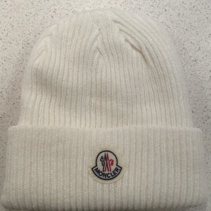 Moncler mössa - Moncler mössa. Använt 1 gång 