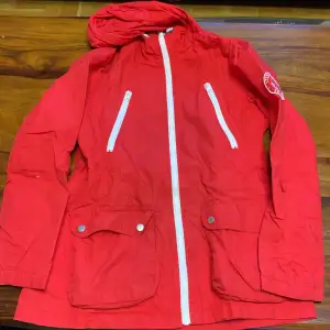 Säljer min röd sommar jacka. Användt men bra ut. Köpa så länge men använt två sommaren.