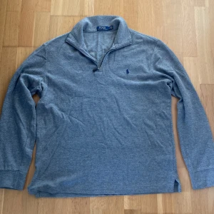 Ralph Lauren zip-hoodie - Polo Ralph Lauren zip-hoodie. Skick 9,5/10. Knappt använd säljer för att jag har många andra liknande klädesplagg. Perfekt för dig med Stockholmsstil. 